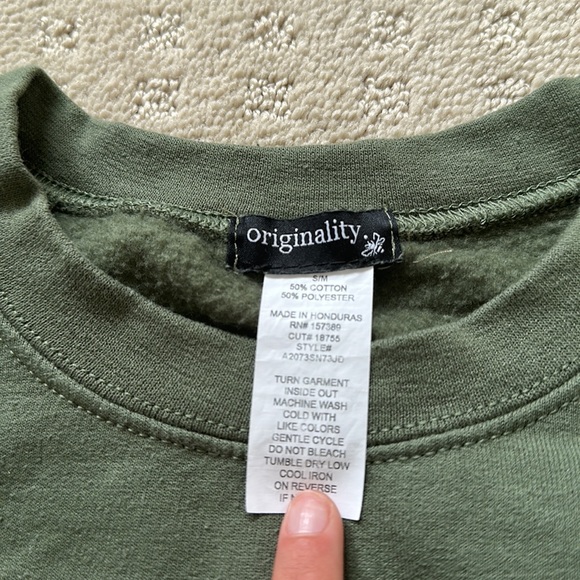 Cute 90s green sweatshirt. Good quality. Really soft on the inside. No stains. - Picture 3 of 3